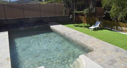 Rural house with heated swimming pool. Routes on foot and on horseback. Pets are allowed.