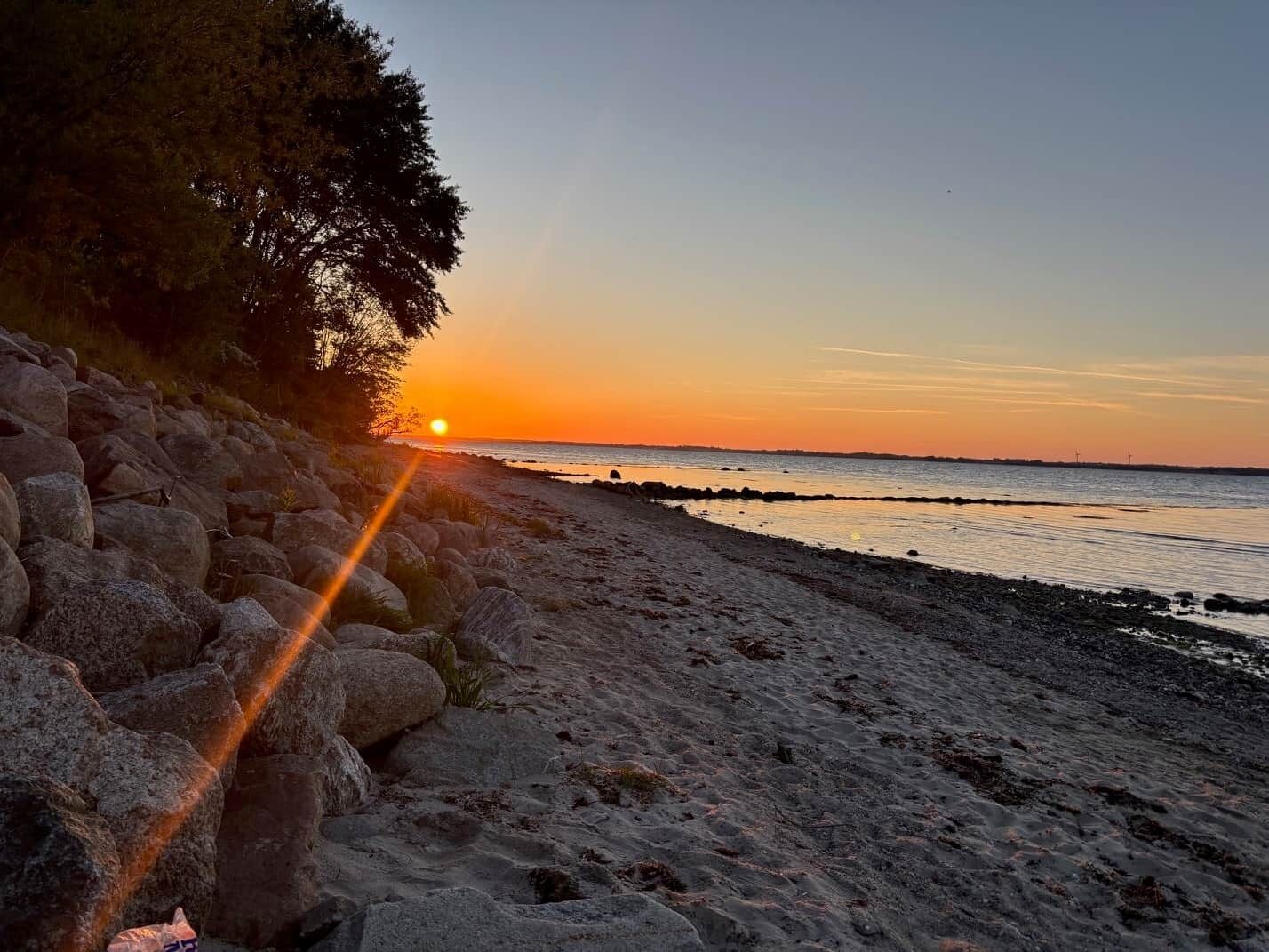 Nær stranden, solsenger og strandhåndklær
