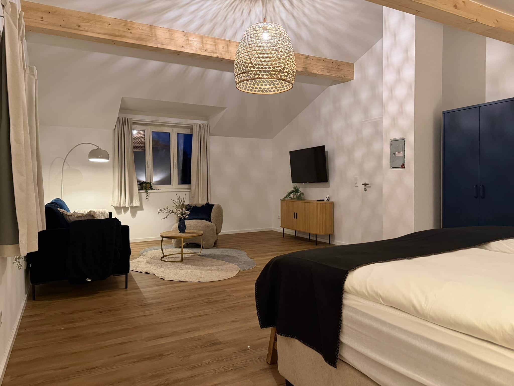 4 soverom, skrivebord, strykejern/-brett og reiseseng for barn