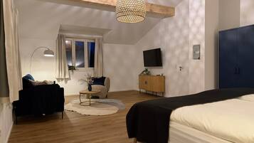 4 soverom, skrivebord, strykejern/-brett og reiseseng for barn