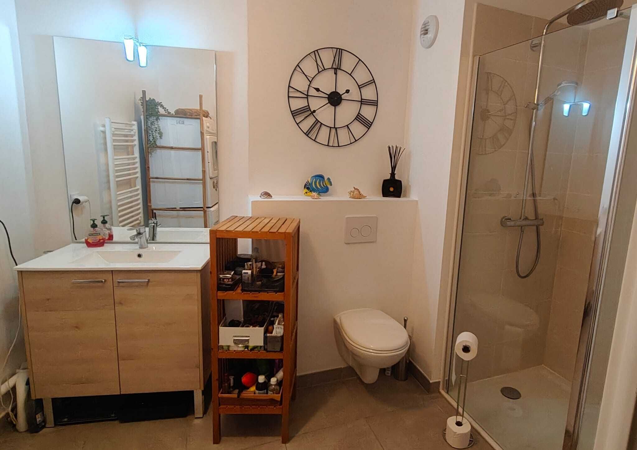 Een douche, handdoeken, toiletpapier