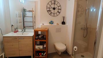 Een douche, handdoeken, toiletpapier