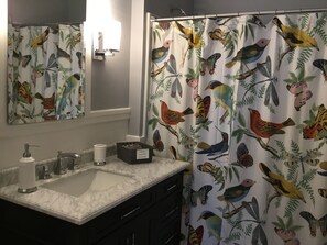 Een douche, een haardroger, handdoeken, zeep