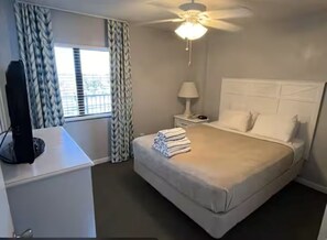Room - Tropic Shores Resort (Daytona Beach)