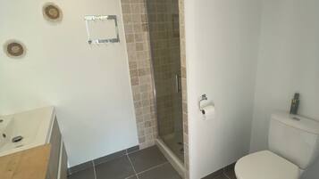 Haartrockner, Handtücher, Seife, Toilettenpapier