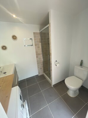 Hårtørrer, håndklæder, Sæbe, Toiletpapir