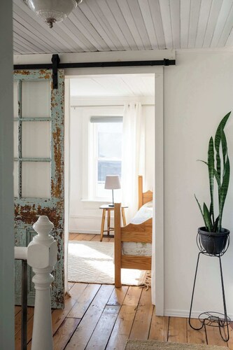 Maison Bloomfield - Centrally Located Charming Gem