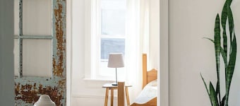 Maison Bloomfield - Centrally Located Charming Gem
