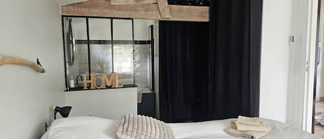 Iron/ironing board, free WiFi, bed sheets