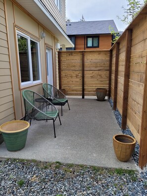 Terrace/patio - Tranquility Creek Studio, newly built and modern (Ucluelet)