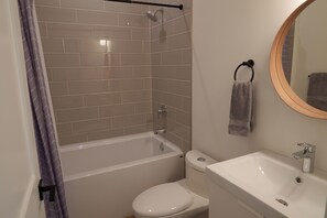Hair dryer, towels, soap, toilet paper - Tranquility Creek Studio, newly built and modern (Ucluelet)