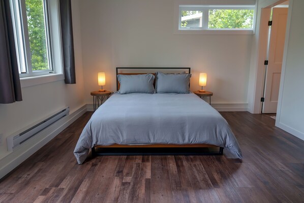WiFi, bed sheets - Tranquility Creek Studio, newly built and modern (Ucluelet)