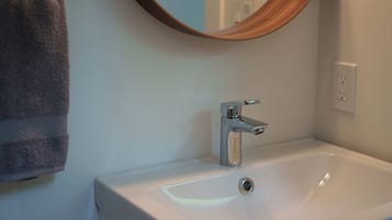 Secadora de cabello, toallas, jabón, papel de baño