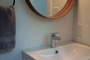 Hair dryer, towels, soap, toilet paper - Tranquility Creek Studio, newly built and modern (Ucluelet)