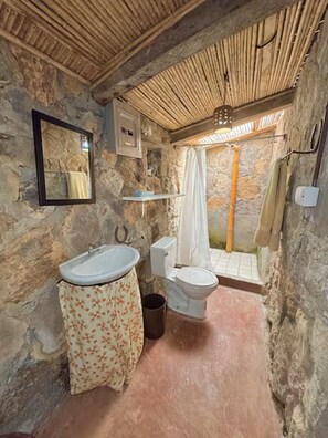 Ducha, artículos de tocador gratuitos, toallas, jabón