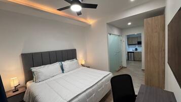 Superior King Size Bed with Work Area | Ropa de cama hipoalergénica, cortinas blackout y wifi gratis