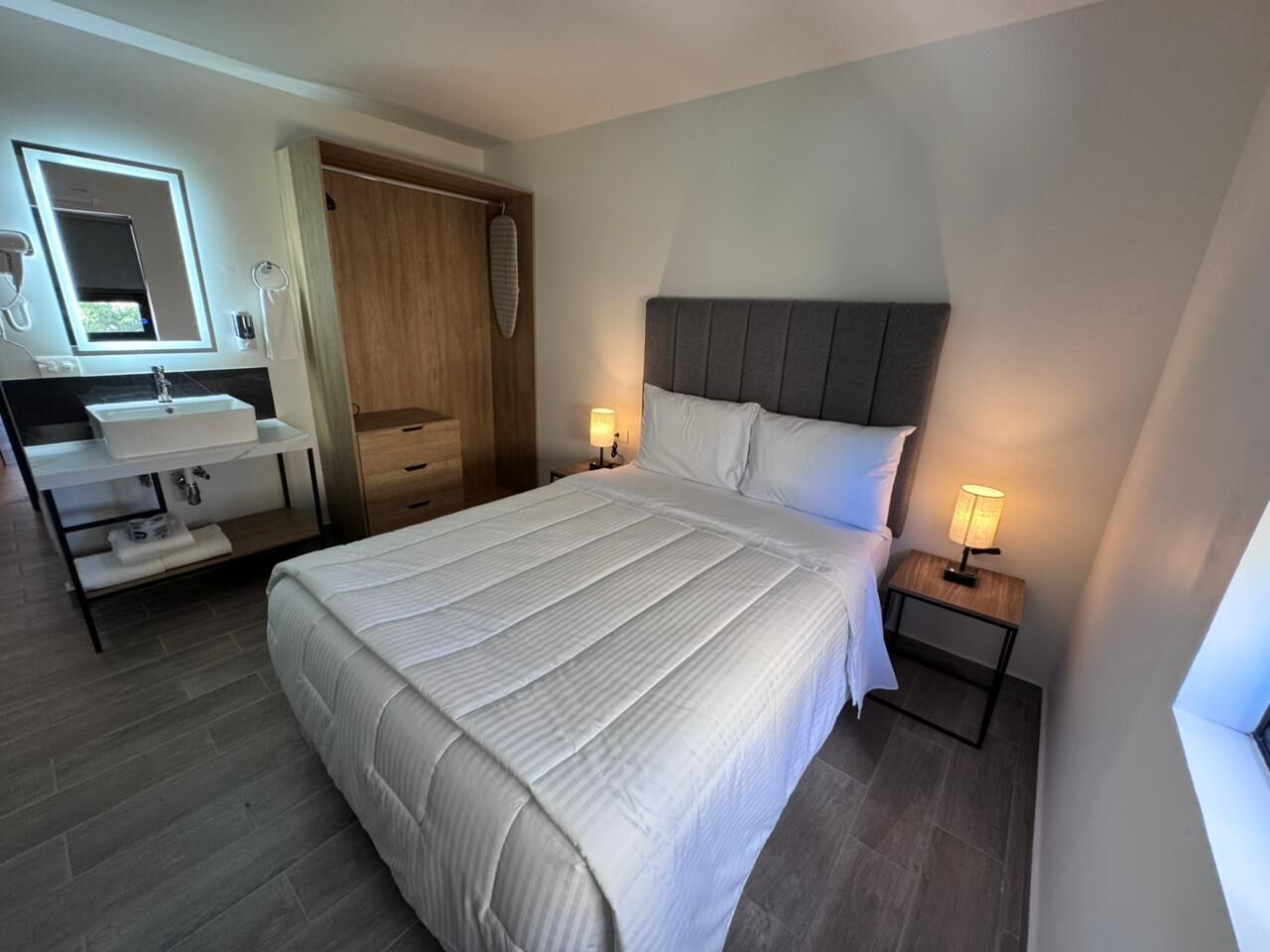 Deluxe Apartment | Hypo-allergenic bedding, blackout drapes, free WiFi