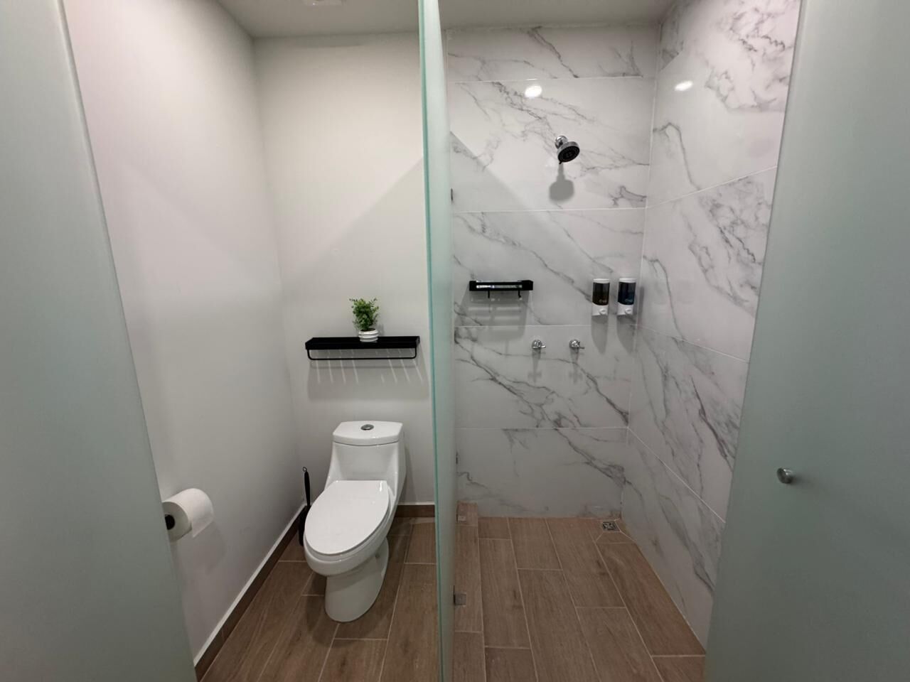 Superior King Size Bed with Work Area | Baño | Regadera, secadora de cabello, toallas, jabón 