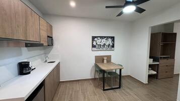 Standard King Size Bed with Work Area | Cocina privada | Refrigerador, cafetera y tetera y comedor