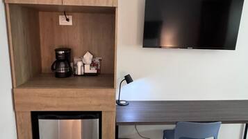 Deluxe Apartment | Private kitchen | Shared fridge, coffee/tea maker, dining tables