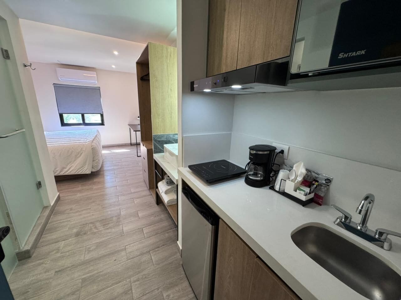 Standard King Size Bed with Work Area | Cocina privada | Refrigerador, cafetera y tetera y comedor 
