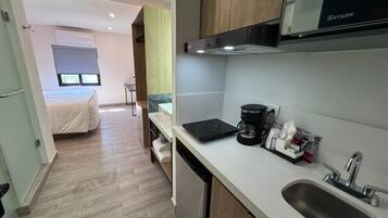 Standard King Size Bed with Work Area | Cocina privada | Refrigerador, cafetera y tetera y comedor