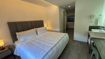 Standard King Size Bed with Work Area | 防敏寢具、遮光窗簾/窗簾、免費 Wi-Fi
