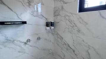 Dusche, Haartrockner, Handtücher, Seife
