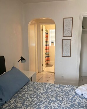 1 soverom, strykejern/-brett, internettilgang og sengetøy