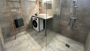 Shower, hair dryer, towels, soap - APARTEMENT TI PARADIS, Anse a l'ane, 7 min from the beach (Les Trois-Îlets)