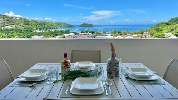 Outdoor dining - APARTEMENT TI PARADIS, Anse a l'ane, 7 min from the beach (Les Trois-Îlets)
