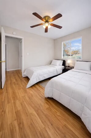 3 bedrooms, WiFi, bed sheets - ATX Hideout 3BR/2BA House (Austin)
