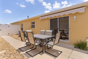 Outdoor dining - Updated 3/2 Bonnybrook Home - Pet Friendly, Fenced Yard (The Villages)