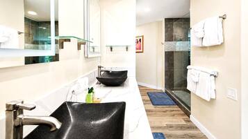 Appartamento (2 Bedrooms) | Bagno | Set di cortesia firmato