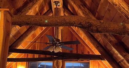 Escape to this quaint cabin in picturesque Silver Star. Pet friendly.