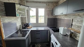 Frigorífico, microondas, horno y placa de cocina