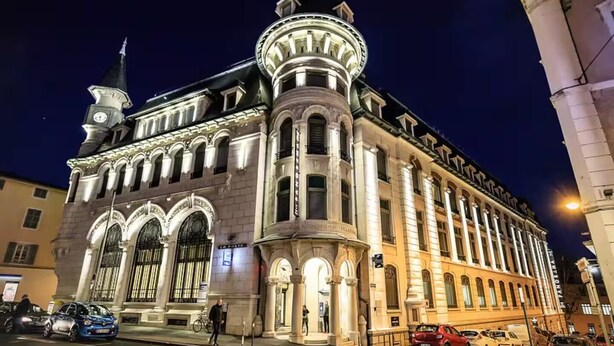 A historic building with a prominent clock tower, large arched windows, and a central dome. - Apartment T3 of 83 M2 in Mâcon (Mâcon)