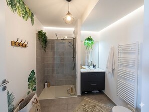 Een douche, een haardroger, toiletpapier