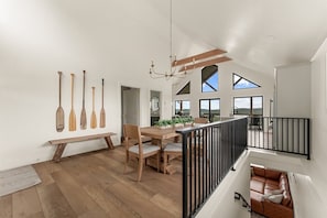 Ein geräumiger Essbereich mit Holztisch und Stühlen, einer Bank und Blick ins Freie.