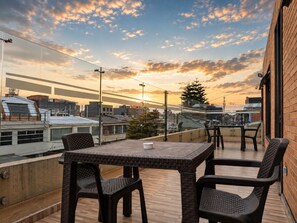 Outdoor dining - Private Mini Suit 306 + Kitchen & Laundry (Bogotá)
