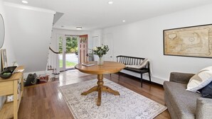 Un salon spacieux avec une table à manger en bois, un canapé et un banc.