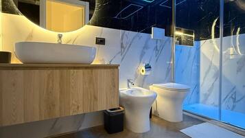 Doccia, asciugacapelli, bidet, asciugamani