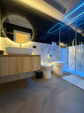 Shower, hair dryer, bidet, towels - Vrbo Property (Torre del Greco)