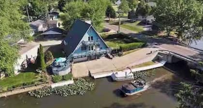 ‘04 Lowe Pontoon TR 180 Trinidad up to 9 guests