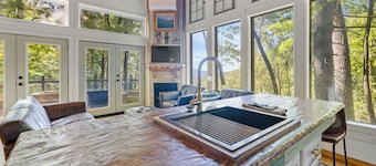 20-Acre Cabin • Hot Tub + Fire Pit • 6 Min to Dtwn Clayton • Black Rock Mt