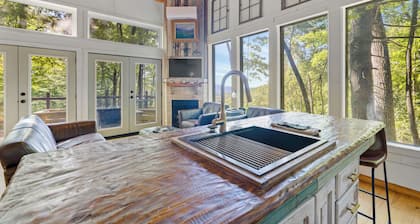 20-Acre Cabin • Hot Tub + Fire Pit • 6 Min to Dtwn Clayton • Black Rock Mt