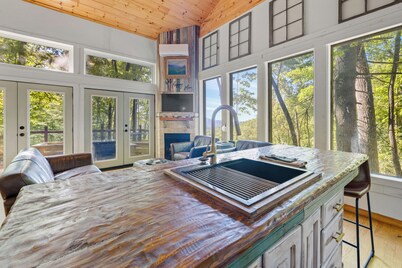 20-Acre Cabin • Hot Tub + Fire Pit • 6 Min to Dtwn Clayton • Black Rock Mt