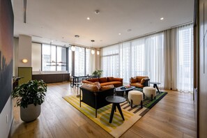 Ein modernes Wohnzimmer mit einer Couch, einem Couchtisch und einer Topfpflanze.