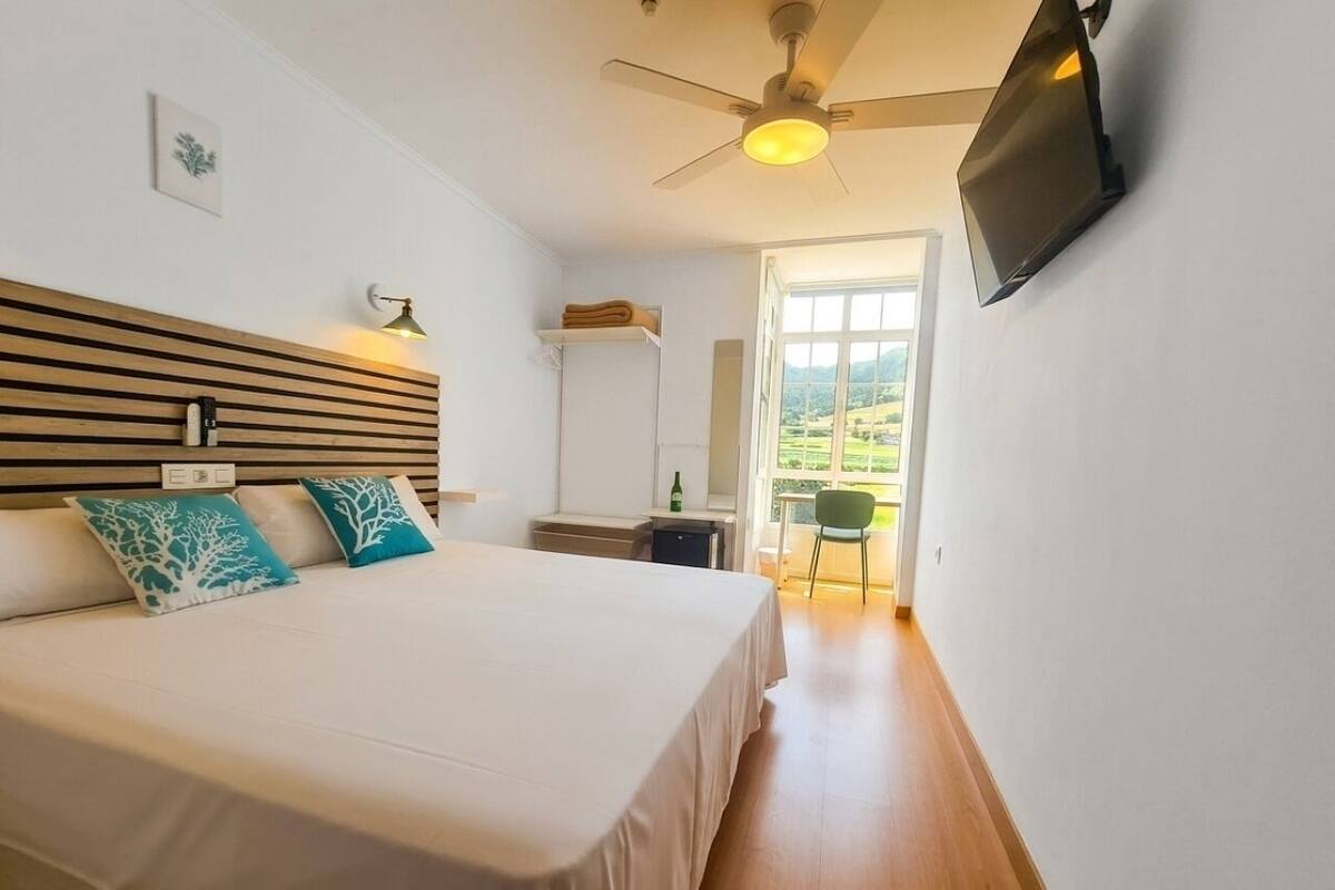 Escritorio, wifi gratis y ropa de cama 