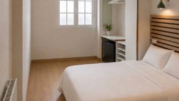 Escritorio, wifi gratis y ropa de cama